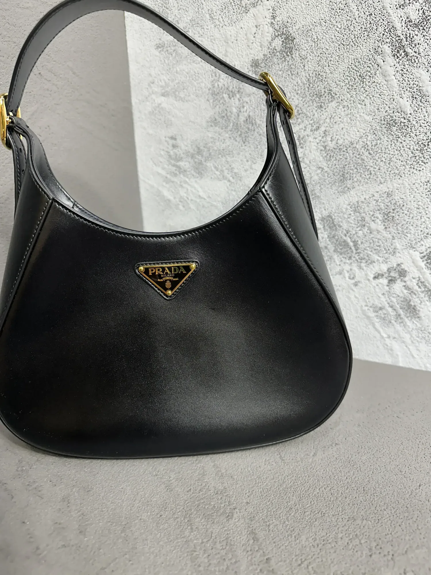 가방-프라다- 앞면 스크래치 염색 - 클레오 브러시드 레더 숄더백 수선 후